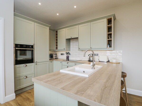 Lave-vaisselle, batterie de cuisine, vaisselle et ustensiles