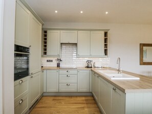 Lave-vaisselle, batterie de cuisine, vaisselle et ustensiles