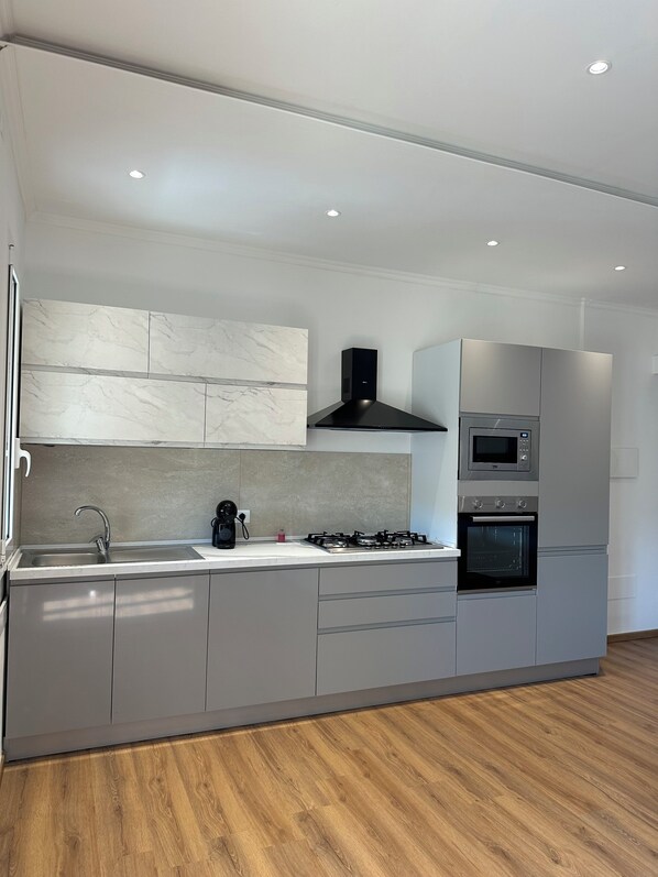Micro-ondes, four, plaque de cuisson, lave-vaisselle