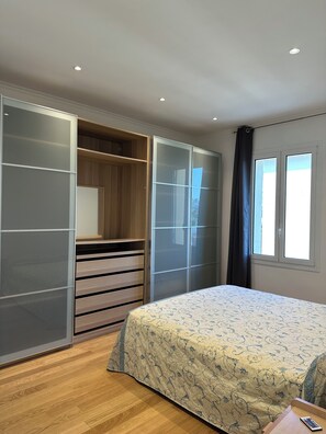 2 quartos, ferros/tábuas de passar roupa, Wi-Fi, roupa de cama