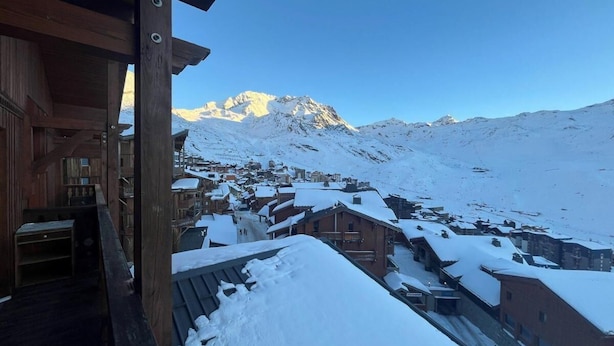 A snowy mountain village with wooden buildings and a clear view of a mountain peak. - 100m from ski slopes, 6th floor, balcony, tv, ski locker, 61m², Val Thorens (Val Thorens)