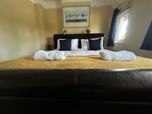 3 bedrooms, iron/ironing board, internet, bed sheets