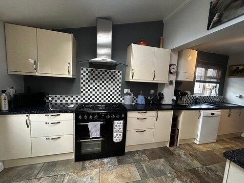 Park Road Retreat (Cosy & convenient - family and pet friendly home)