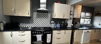 Park Road Retreat (Cosy & convenient - family and pet friendly home)