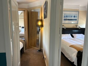 3 bedrooms, desk, iron/ironing board, free WiFi