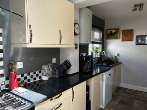 Refrigerador, microondas, lavavajillas, cafetera/tetera