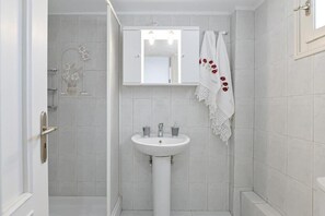 Hair dryer, towels, soap, toilet paper - Fully equipped vacation home with scenic view, 7 min drive to the beach. (Vivlos)
