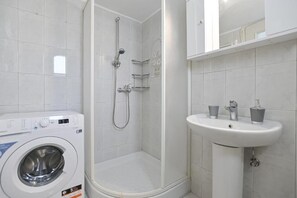 Haartrockner, HandtĂŒcher, Seife, Toilettenpapier