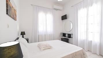 2 bedrooms, in-room safe, desk, iron/ironing board