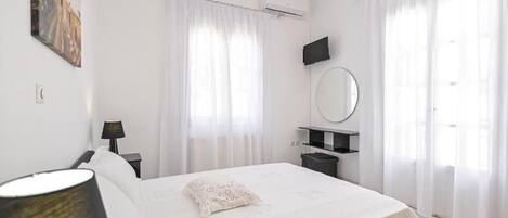 2 bedrooms, in-room safe, desk, iron/ironing board