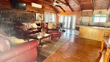 Smart TV, chimenea, libros y estéreo