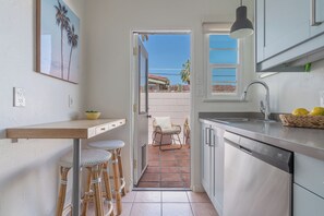 Microwave, oven, stovetop, dishwasher - Chic Spanish Style 1-bedroom apartment near downtown Palm Springs with WiFi, AC (Palm Springs)