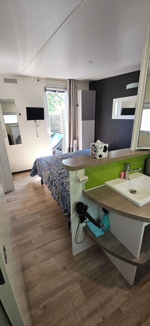2 bedrooms, iron/ironing board, WiFi
