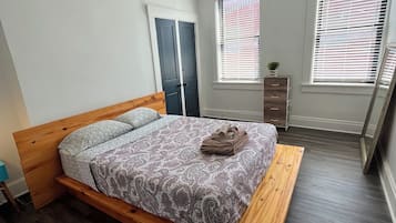 2 bedrooms, desk, iron/ironing board, WiFi