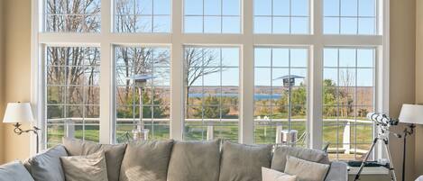 Smart-tv, bordtennisbord, bøger, printere