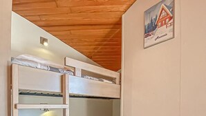 A bunk bed room with a wooden ceiling and a framed picture on the wall. - 10m from ski slopes, Ground floor, terrace, 27m², Aussois (Aussois)