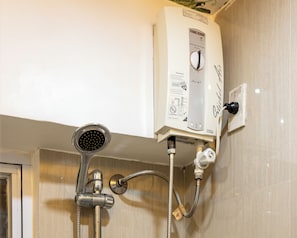 Ducha con panel de control, cabezal de ducha manual y manguera flexible.