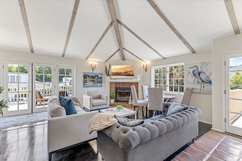 Charming 4BR/3BA Getaway, Walk to Downtown Santa Barbara & Beach, Sleeps 8