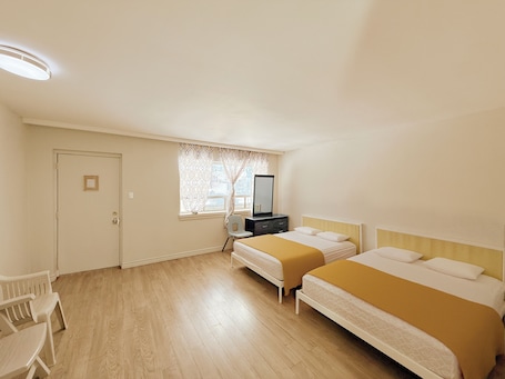 Escritorio, wifi gratis y ropa de cama . Idlewood Inn