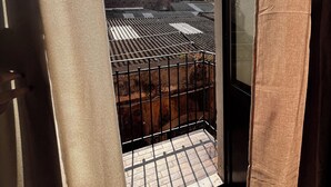 A balcony with a metal railing, a view of buildings, and a clear sky. - Cozy and well-maintained house in the historic center of Catania (Catania)