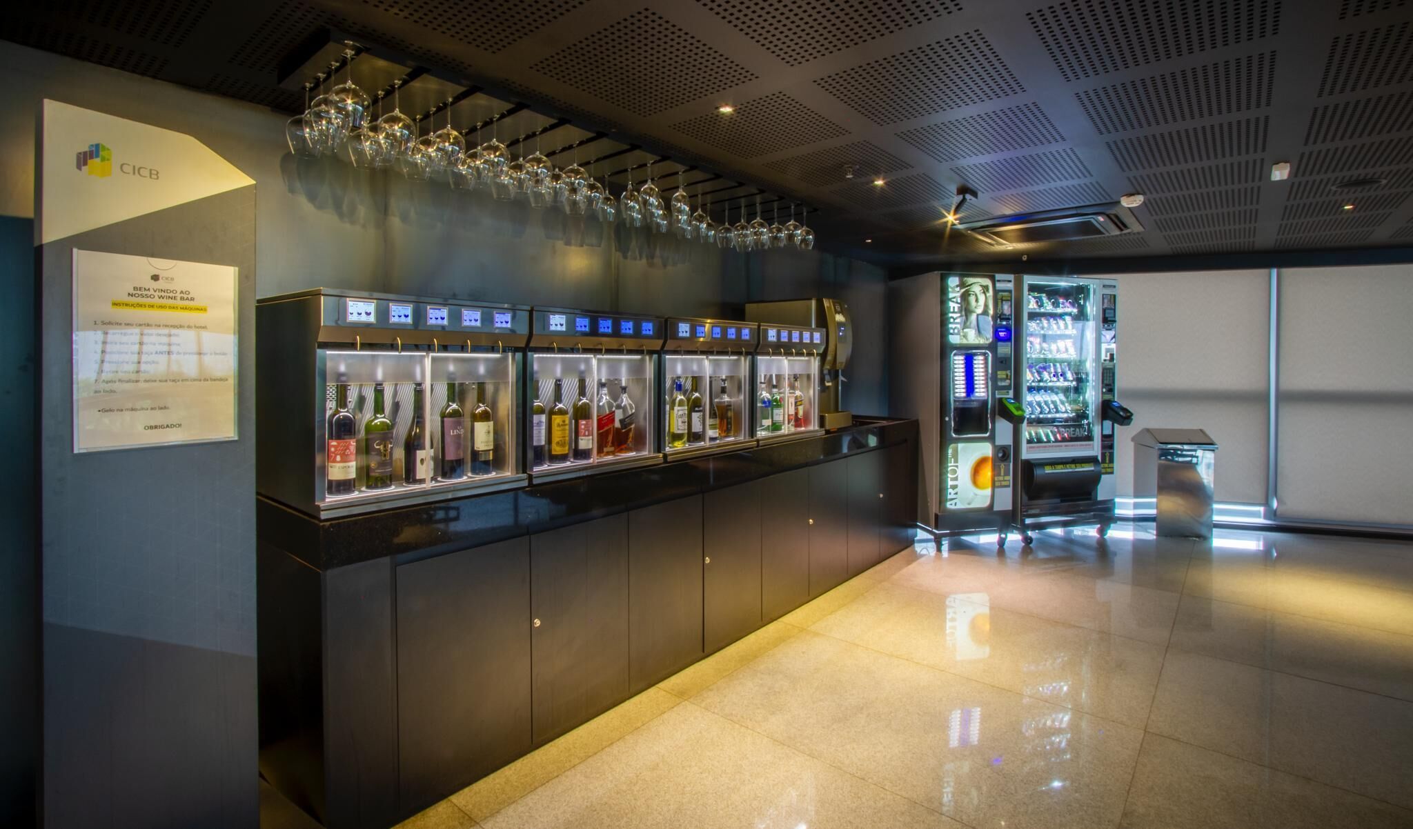 Een bar met verschillende wijnautomaten en een automaat.