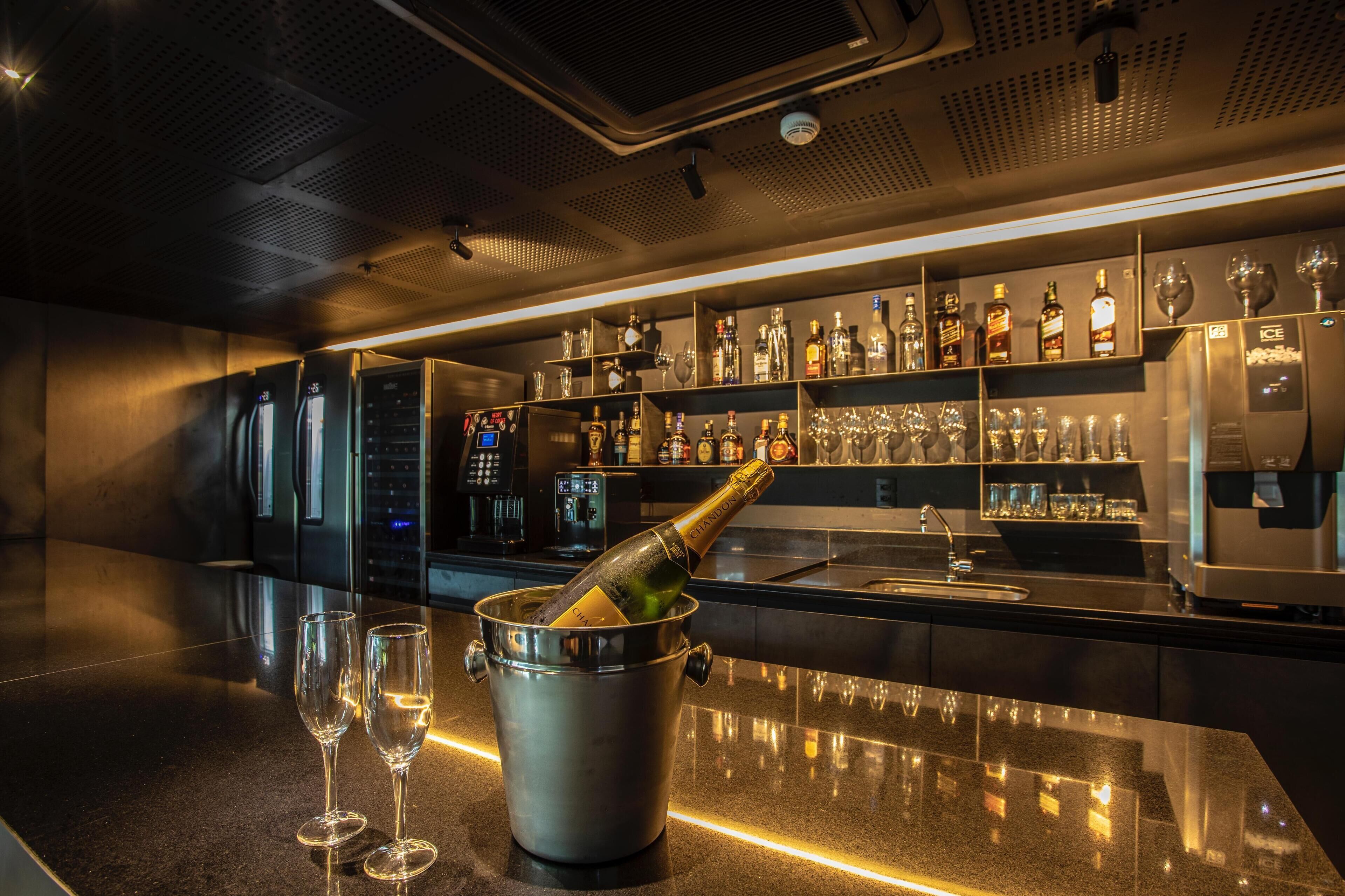 2 bars/lounges