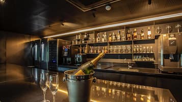 2 bars/lounges