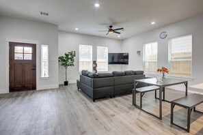 Smart TV - Stunning 3-Bedroom Townhome in the Heart of Houston – Perfect for Your Stay! (Houston)
