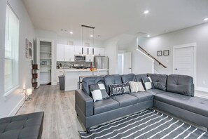 Smart TV - Stunning 3-Bedroom Townhome in the Heart of Houston – Perfect for Your Stay! (Houston)