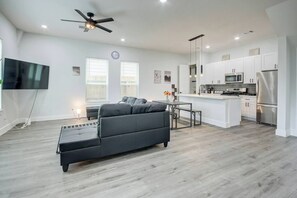 Smart TV - Stunning 3-Bedroom Townhome in the Heart of Houston – Perfect for Your Stay! (Houston)