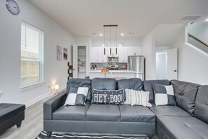 Smart TV - Stunning 3-Bedroom Townhome in the Heart of Houston – Perfect for Your Stay! (Houston)