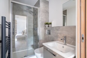 Douche, sèche-cheveux, serviettes fournies