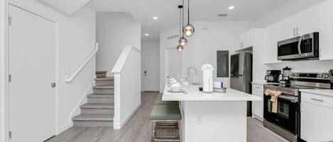 冰箱、微波炉、烤箱、炉灶