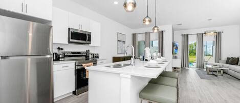 Refrigerador, microondas, horno, placa de cocina