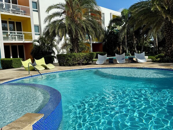 حمّام سباحة خارجي