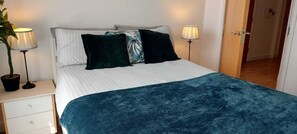 1 dormitorio, tabla de planchar con plancha, wifi y ropa de cama