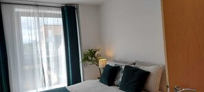 1 bedroom, iron/ironing board, WiFi, bed sheets - Stylish City Location with WiFi - West One (Broomhall)