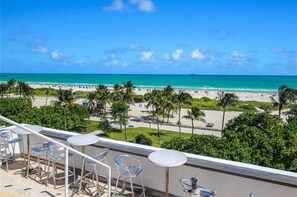 Outdoor dining - Bright Miami Beach Studio w/Rooftop Pool Access (Miami Beach)