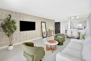 Smart TV - Stylish Renovated 3BR Condo | Bay Views + Parking (Miami)