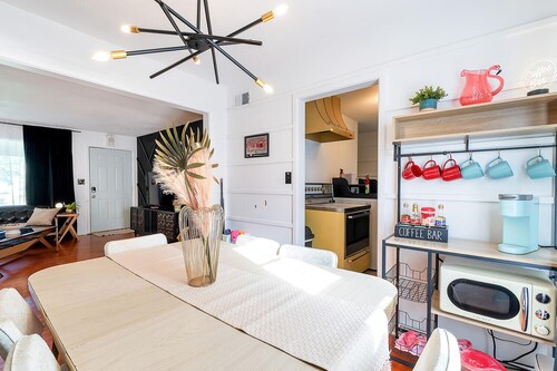 Retro Retreat - 2K - Fun and Cozy - Fenced Yard