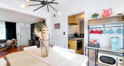 Retro Retreat - 2K - Fun and Cozy - Fenced Yard