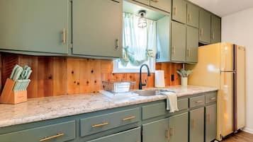 冰箱、微波炉、烤箱、炉灶