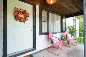 Terrace/patio - Retro Retreat - 2K - Fun and Cozy - Fenced Yard (Wichita)