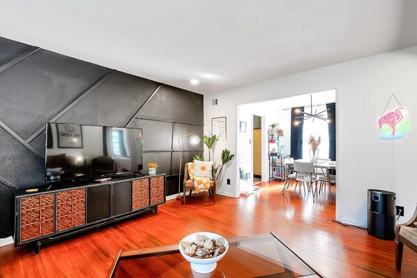 Smart TV, offices - Retro Retreat - 2K - Fun and Cozy - Fenced Yard (Wichita)