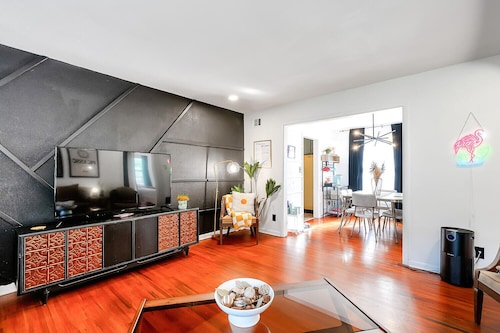 Retro Retreat - 2K - Fun and Cozy - Fenced Yard