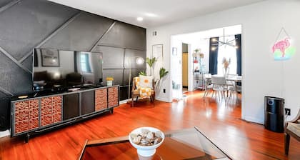 Retro Retreat - 2K - Fun and Cozy - Fenced Yard