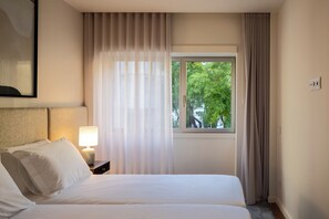 2 chambres, coffres-forts dans les chambres, bureau