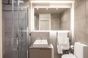 Regadera, secadora de cabello, bidet, toallas