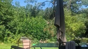 Ein Whirlpool mit Blick auf eine grüne Wiese und Bäume.