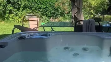 Tina de hidromasaje al aire libre